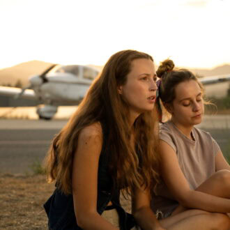 娘たち同志はすぐに仲良くなります。Netflix映画『マンゴー』独占配信中