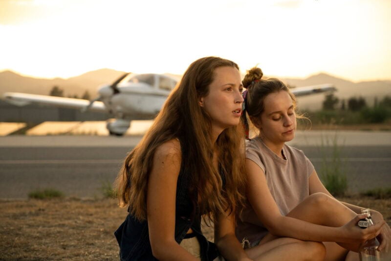 娘たち同志はすぐに仲良くなります。Netflix映画『マンゴー』独占配信中