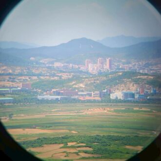 撮影OKだった2年前にガイドさんが撮影した、DMZの望遠鏡からの景色