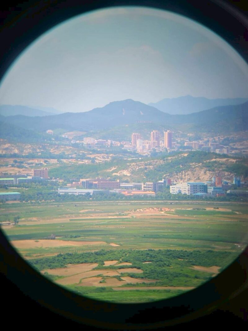 撮影OKだった2年前にガイドさんが撮影した、DMZの望遠鏡からの景色