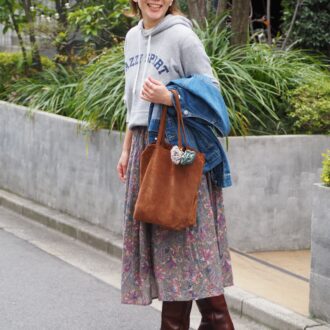 【スナップ】50代のパーカースタイルは「花柄スカート」でフェミニンに仕上げるべし！