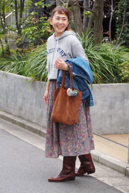 【スナップ】50代のパーカースタイルは「花柄スカート」でフェミニンに仕上げるべし！