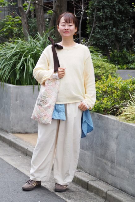 【スナップ】「デニムシャツ」の着こなしアレンジを拝見！ 大人の淡色コーデ、のっぺりしないコツは？