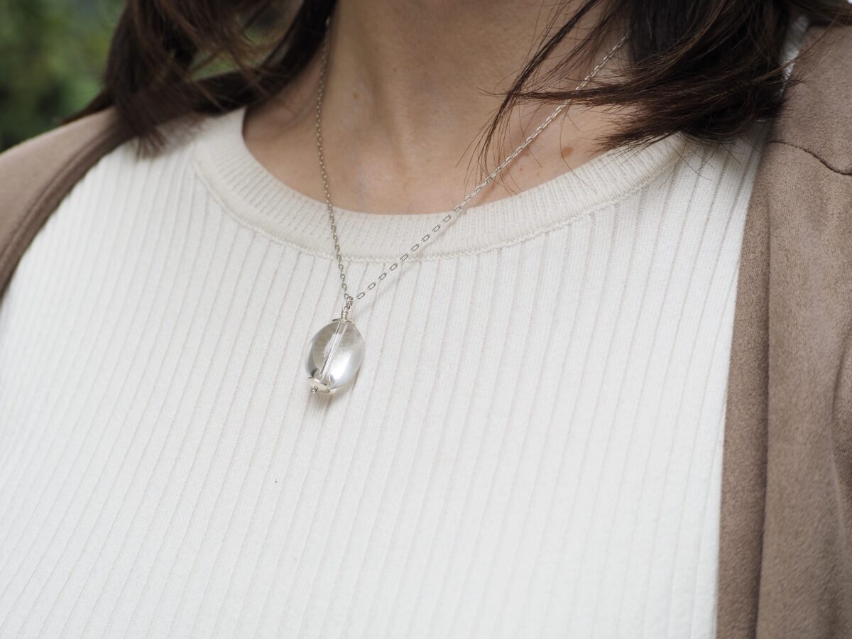 水晶のネックレス