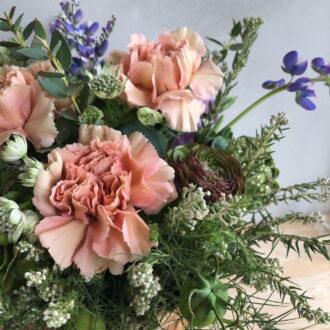 淡いピンク色のカーネーションの花言葉は「感謝」