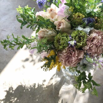 ニュアンスカラーのカーネーションが新鮮