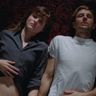 大人の恋人との暮らすヒロインですが……。『わたしは最悪。』© 2021 OSLO PICTURES - MK PRODUCTIONS - FILM I VÄST - SNOWGLOBE - B-REEL – ARTE FRANCE CINEMA