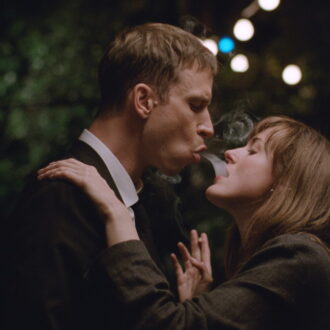 若い男性と出会い、新たな恋に期待するヒロイン。『わたしは最悪。』© 2021 OSLO PICTURES - MK PRODUCTIONS - FILM I VÄST - SNOWGLOBE - B-REEL – ARTE FRANCE CINEMA