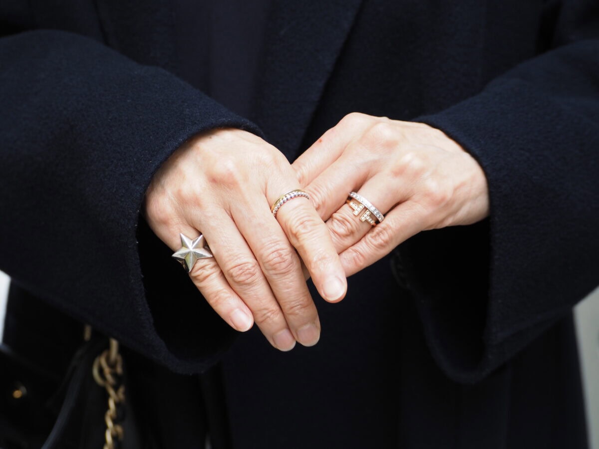 シルバーのリングを重ねづけ