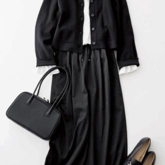 フリルブラウス¥2,490、カーディガン¥2,990、ボストンバッグ¥2,990、ビットローファー¥2,990 ／すべてジーユー