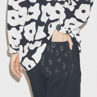 高島縮20/20 スタンドカラーシャツ ゆらり ¥12,900、高島縮20/10 ピケエンボス ワイドパンツ 濡羽色 ¥9,900、シューズAmulet 濡羽色 ¥18,800