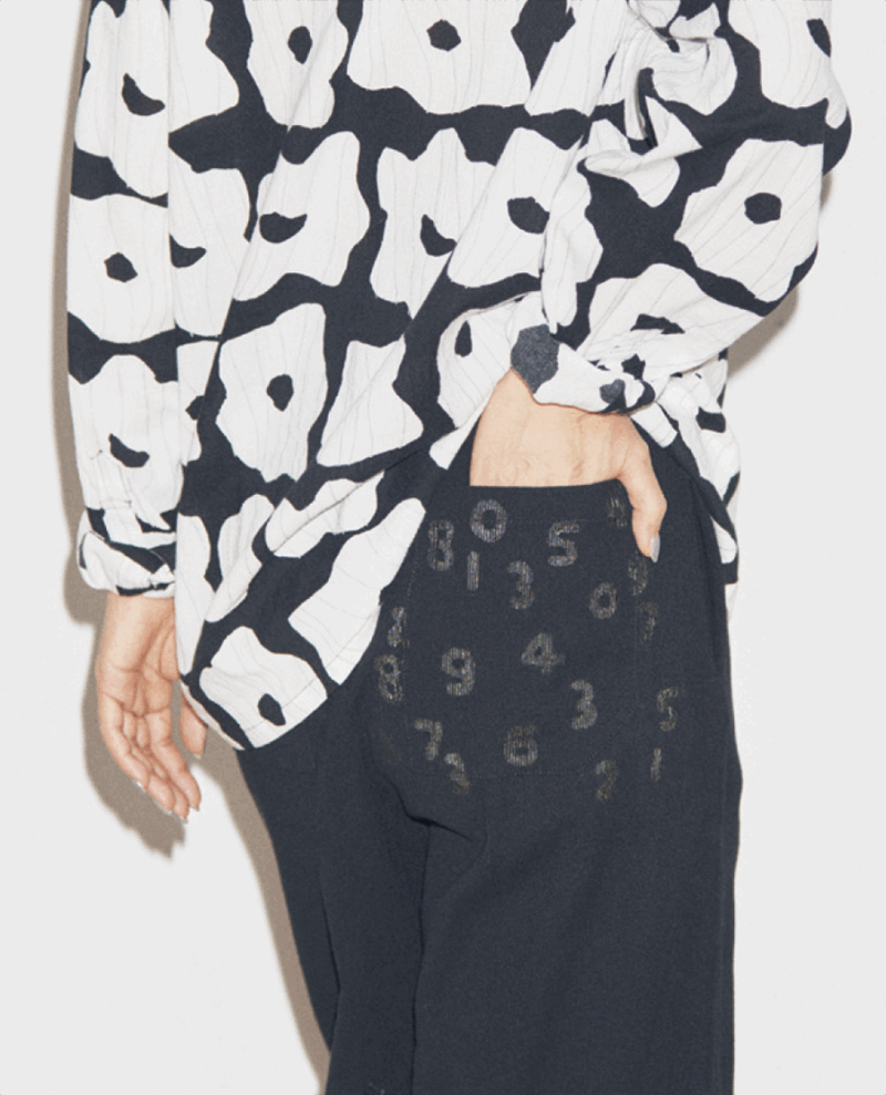 高島縮20/20 スタンドカラーシャツ ゆらり ¥12,900、高島縮20/10 ピケエンボス ワイドパンツ 濡羽色 ¥9,900、シューズAmulet 濡羽色 ¥18,800