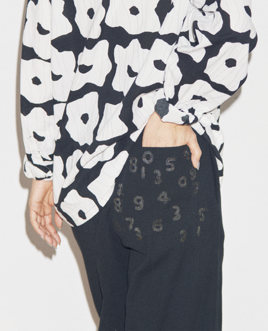 高島縮20/20 スタンドカラーシャツ ゆらり ¥12,900、高島縮20/10 ピケエンボス ワイドパンツ 濡羽色 ¥9,900、シューズAmulet 濡羽色 ¥18,800