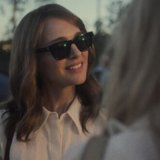 役作りのためにグレイシーを訪ねる女優のエリザベス。『メイ・ディセンバー　ゆれる真実』©2023. May December 2022 Investors LLC, ALL Rights Reserved.