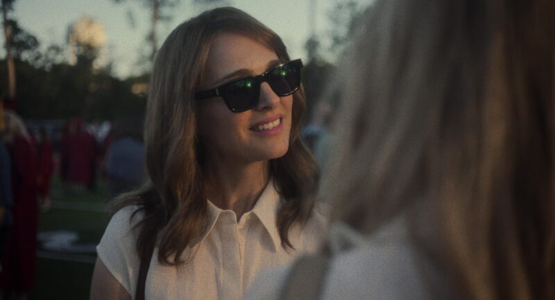 役作りのためにグレイシーを訪ねる女優のエリザベス。『メイ・ディセンバー ゆれる真実』©2023. May December 2022 Investors LLC, ALL Rights Reserved.