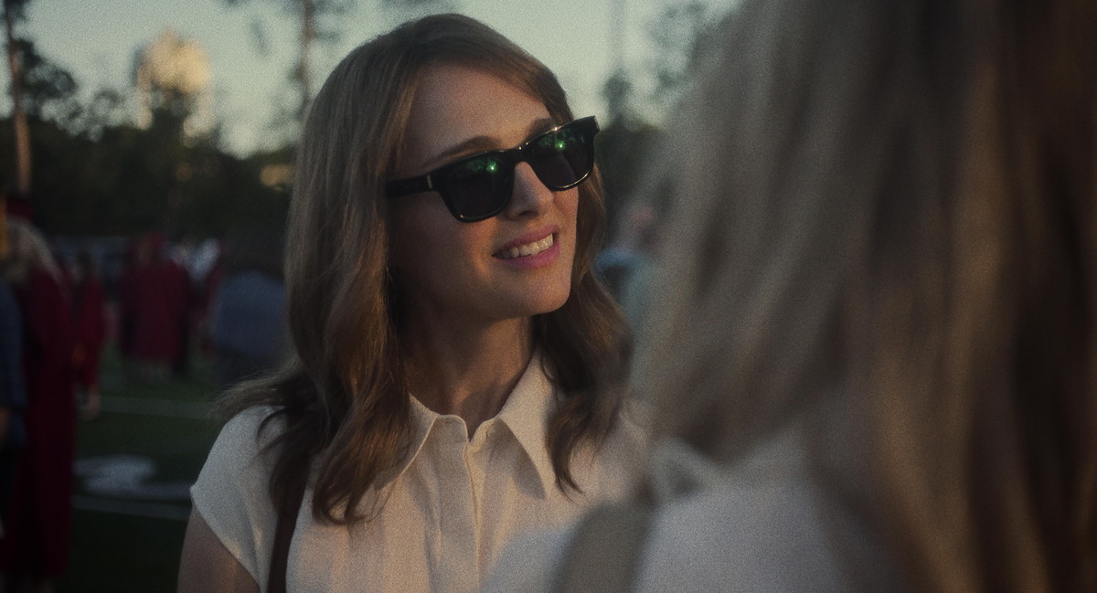 役作りのためにグレイシーを訪ねる女優のエリザベス。『メイ・ディセンバー　ゆれる真実』©2023. May December 2022 Investors LLC, ALL Rights Reserved.