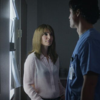 若い夫のジョー役をチャールズ・メルトンが演じる。『メイ・ディセンバー　ゆれる真実』©2023. May December 2022 Investors LLC, ALL Rights Reserved.