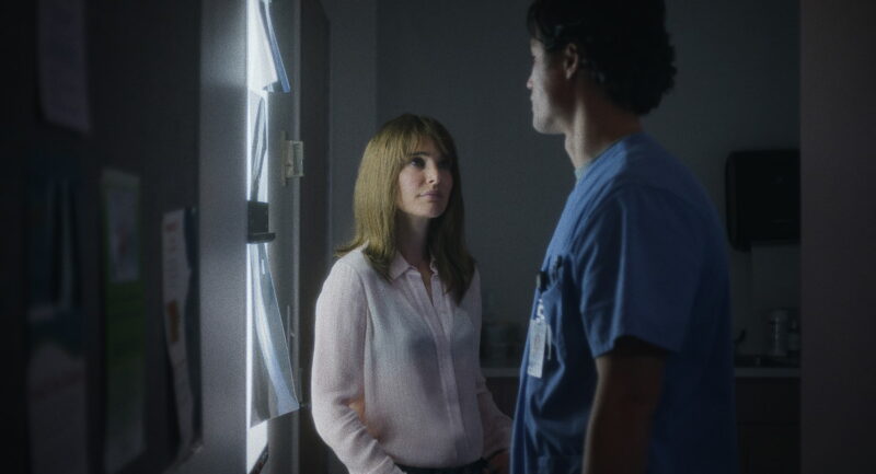 若い夫のジョー役をチャールズ・メルトンが演じる。『メイ・ディセンバー ゆれる真実』©2023. May December 2022 Investors LLC, ALL Rights Reserved.