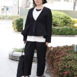 【スナップ】50代もマネしたい“レイヤードテク”を紹介! シンプルでも個性が光るブラックコーデ