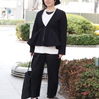 【スナップ】「デニムシャツ」の着こなしアレンジを拝見！ 大人の淡色コーデ、のっぺりしないコツは？