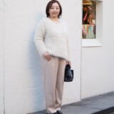 【スナップ】50代の淡色コーデ♡ 膨張しがちなスタイリングをスッキリ見せるコツ