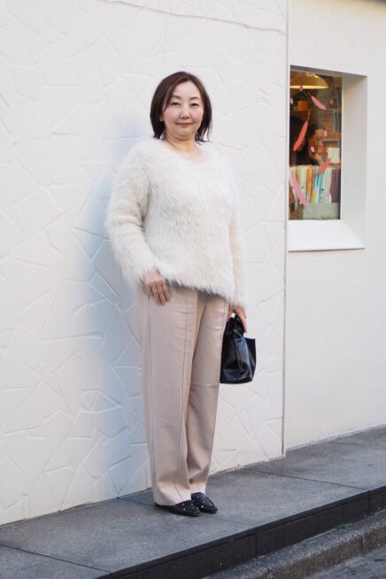 【スナップ】50代の淡色コーデ♡ 膨張しがちなスタイリングをスッキリ見せるコツ