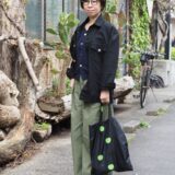 【スナップ】定番のワイドパンツを黒の「デニムジャケット」で引き締めて！春のあか抜けカジュアルコーデ