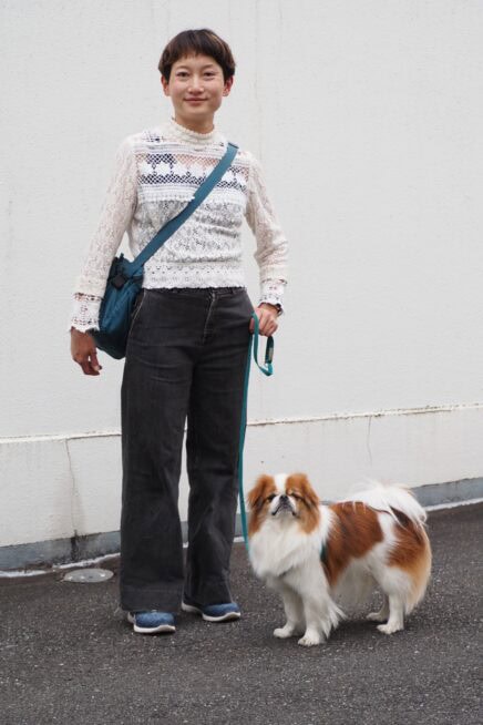 【スナップ】愛犬とのお散歩コーデ in代官山 ブラックデニム×レースで最強“甘辛バランス”が完成