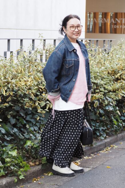 【スナップ】「デニムジャケット」を羽織るだけでOK！ 甘くなりがちなピンク×ドットを大人仕様に