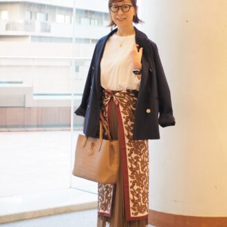 【スナップ】定番の「紺ブレ」が見違える！ 「スカーフ」を重ねるレイヤードスタイル