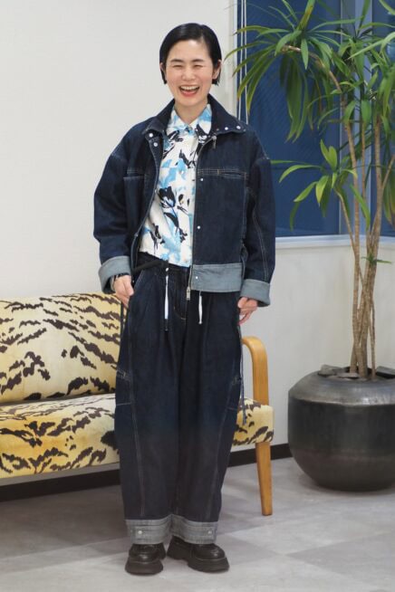 【スナップ】「デニムonデニム」は花柄シャツで華やかに！ おしゃれ上級者の最旬ルックを拝見