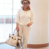 【スナップ】のっぺりしない“全身白コーデ”の法則は？ おしゃれ上級者に学ぶスカーフの巻き方＆小物選び