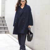 【スナップ】50代のおしゃれの悩みはヘアチェンジで解決？ 大人の品格を上げるネイビー×ブラックの正解コーデ