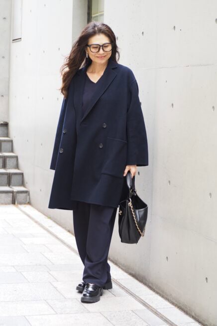【スナップ】50代のおしゃれの悩みはヘアチェンジで解決？ 大人の品格を上げるネイビー×ブラックの正解コーデ
