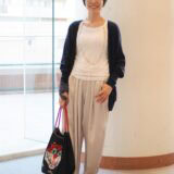 【スナップ】体形を拾わない「ミズイロインド」のゆるパンツは、Iラインを意識してすっきりと！