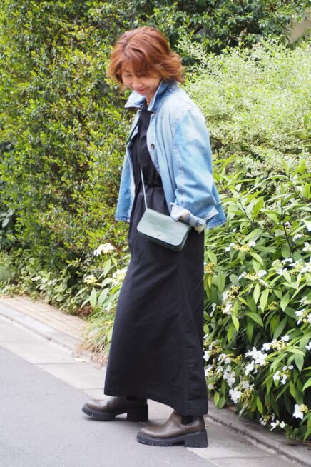 【スナップ】「ZARA」のデニムジャケットでロングワンピースを軽やかに！ 挿し色は小物でさりげなく