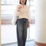 【スナップ】50代のおしゃれさんも愛用！ 「ユニクロ」のバレルレッグデニムで体形カバー＆今っぽシルエット