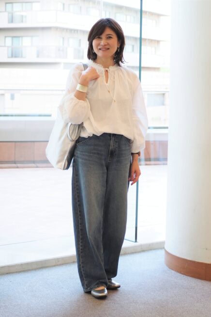 【スナップ】50代のおしゃれさんも愛用！ 「ユニクロ」のバレルレッグデニムで体形カバー＆今っぽシルエット