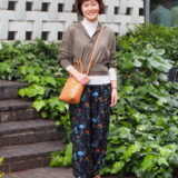 【スナップ】脱・マンネリ！ 春の「花柄パンツ」を品よく着こなすポイントは？