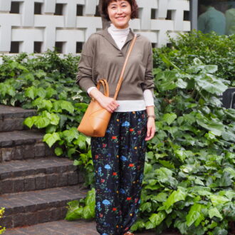 【スナップ】脱・マンネリ！ 春の「花柄パンツ」を品よく着こなすポイントは？