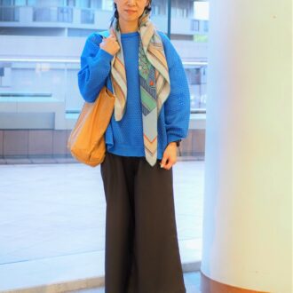 【スナップ】50代のおしゃれに取り入れたい！ 「エルメス」のスカーフで個性が光るカラーコーディネートの完成♡