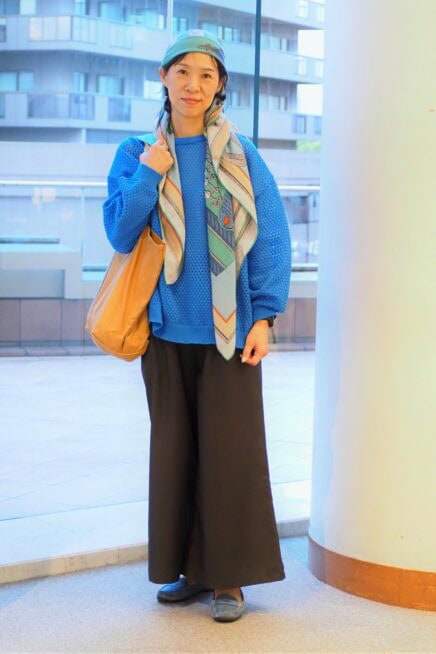 【スナップ】50代のおしゃれに取り入れたい！ 「エルメス」のスカーフで個性が光るカラーコーディネートの完成♡