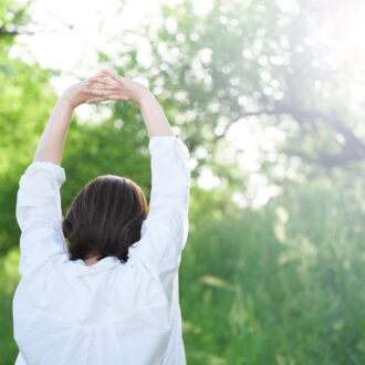 【更年期×東洋医学で解決！】「隠れ酸欠」の可能性も？呼吸が浅いときは胸周りのストレッチ＆塩パックを