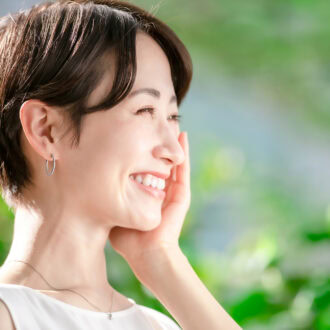 【更年期×東洋医学で解決！】季節の変わり目に多いホットフラッシュ。熱を冷ますツボと「白黒食材」で対処