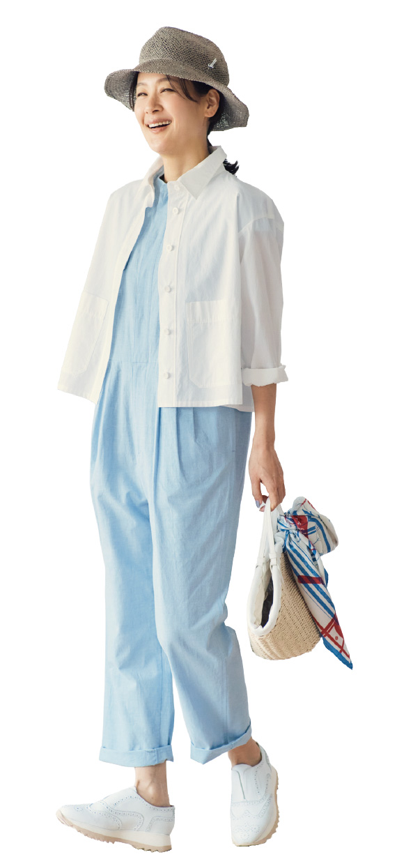 ジャケット¥30,800／レキップ、オールインワン¥42,900／ティッカ、帽子¥33,000／ミュールバウアー（アッシュ・ペー・フランス）、かごバッグ¥14,300／ハリス（金万）、スカーフ¥22,000／マニプリ、シューズ¥46,200／プレインピープル（プレインピープル青山）