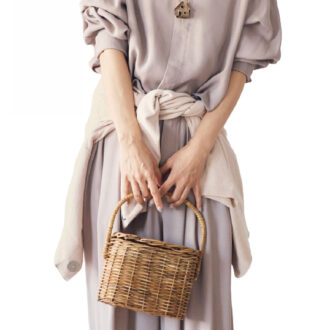 シャツ¥31,900、パンツ¥39,600、腰に巻いたカーディガン¥30,800／すべてアンフィル、ネックレス¥49,500／ルナール ビジュー（プレインピープル青山）、かごバッグ¥15, 400／ハリス（金万）、スリッポン¥35,200／プレインピープル（プレインピープル青山）