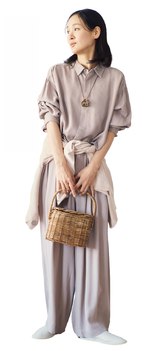 シャツ¥31,900、パンツ¥39,600、腰に巻いたカーディガン¥30,800／すべてアンフィル、ネックレス¥49,500／ルナール ビジュー（プレインピープル青山）、かごバッグ¥15, 400／ハリス（金万）、スリッポン¥35,200／プレインピープル（プレインピープル青山）