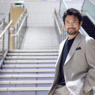 【内野聖陽さんインタビュー】
57歳でたどり着いた“いい加減”の境地。『リア王』に重ねる、男の喪失と再生