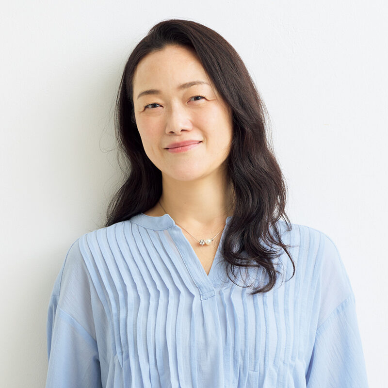 ブラウス、ネックレス／ともにスタイリスト私物