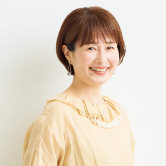 「色付き下地」の塗り方をマスター！「色ムラ顔」「赤ら顔」を正すメイク術
50代のシミ･くすみに対応！